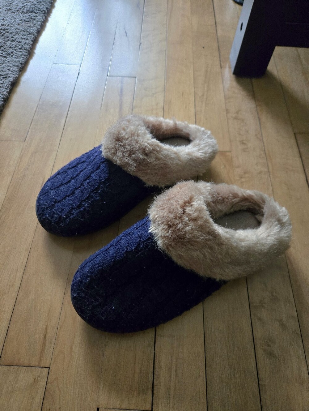 Womens Cozy Navy Cable-Knit Slippers with Faux-Fur Trim and Lining House Shoes